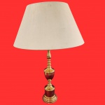 Abajur,  base torneada em pesado bronze dourado design torneado e ornamentado, com elementos neoclássicos que remetem a estilos tradicionais como o Luís XV. Medida: 66cm.