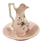 GOMIL  - Imponente e antigo jarro e bacia Século XIX, estilo velho Paris , em fina porcelana no tom rose, com rica decoração de paisagens rurais em medalhões e motivos florais/folhagens. Medida 48cm jarra. 40cm bacia. Peças em perfeito estado.