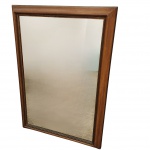 Espelho, com armação de moldura em madeira no tom dourado velho. Medida: 106 cm x 73cm.
