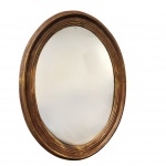 Magnifico Espelho oval, moldura em madeira em tons dourado velho. Medida: 79cm x 55cm.
