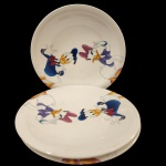 DISNEY  - Conjunto de três pratos rasos em porcelana, da marca DISNEY. Medida: 26cm.