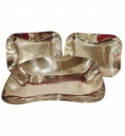 Lote contendo três bandeja em metal espessurado a prateado. Medida maior: 26cm x 20cm.