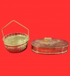 Duas pecas em metal espessurado a prata, cesta com alça e recipiente em vitro translucido interno, acompanha linda caixa oval de metal espessurado prateado. Medida maior:15cm x 8cm x 3cm.