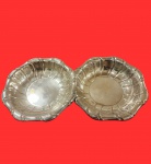Antigo Par de bowls, em formato redondo, com bordas em caneluras em relevo, metal espessurado a prata. Medida: 24cm x 4cm.