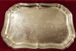 Antiga Bandeja de servir, com metal espessurado a prata, confeccionada em peça única. Medida: 28cm x 20cm.