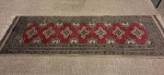 Lindo e antigo tapete paquistanês Karachi, ricamente decorado com padrão geométrico em vermelho e bege, com franja. Medida: 1.85 x 0.65.