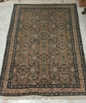 Tapete Pakistan Kazak, com rica decoração em padrões geométricos tradicionais e uma borda detalhada em tons de azul e ferrugem, com franja. Medida: 1.60 x 1.10cm. Obs, apresenta sinais de uso.
