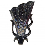 ROMAR 186 - Floreira, anos 50, em cerâmica formado de concha ricamente no tom preto e  iridescente, com alças torneadas decorada por frisos dourados. Medida: 37 cm x 23cm x 10cm.  Obs, imperceptível bicado na borda.