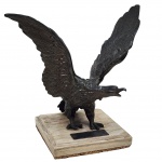 Antiga escultura representando Águia art decro, anos 50, confeccionada  em peti bronze. E base em mármore. Escultura de águia  vista como uma mensageira divina devido à sua proximidade com o céu. Medida: 23cm x 20cm.