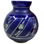 Grandioso Vaso bojudo, art deco , anos 50, no tom azul cobalto, com rica decoração no padrão floral feita a mão de ramos e flores brancas com detalhes em frisos dourados. Medida: 35cm x 30cm.