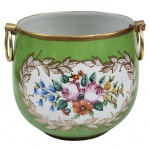 PORCELANA - Lindo e antigo cachepot vintage anos 50, em porcelana no tom branco pintada no tom verde, com rica decoração policromada no padrão floral e frisos dourados, possui alças latearas em formato de argolas. Medida: 14cm x 16cm x 12cm.
