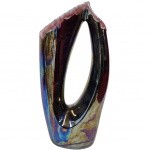 Magnifica Floreira em cerâmica vitrificada, com pintura iridescente design vazado estilizado. Medida: 32cm x 17cm.