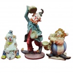 COLECIONISMO - Conjunto contendo Três palhaços, sendo dois em resina e um em porcelana. Medida maior: 16cm medida menor: 9cm