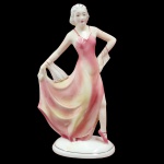 Linda e antiga Escultura dama, estilo Art Decoem cerâmica vitrificada. Medida: 20cm x 14cm.