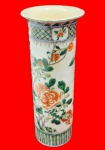 PORCELANA - Antigo vaso cilíndrico de porcelana chinesa apresenta uma decoração floral colorida estilo famille verte. Medida:  30cm x 12cm.