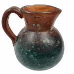 Antiga Jarra bojuda em vidro opalino pintado a mão, no tom degradê de cores, transicionando de turquesa/verde para âmbar/laranja. Medida: 18cm x 20cm.