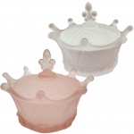 Delicado Par de porta joia Cristal, estilo Sasaki Glass apresentam um design exclusivo em forma de coroa, sendo um na cor branca fosca e outra rose. Medida: 15 cm x 15cm.