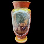 PORCELANA - Vaso anos 50, com rica decoração policromada de "cena galante", e frisos dourados, confeccionado em porcelana, encimado por base circular. Medida: 28cm x 15cm.