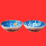 Par de bow estilo japonês Arita Juzan Gama com seu padrão floral azul e branco, confeccionado em porcelana vitrificada. Medida: 5cm x 17cm.