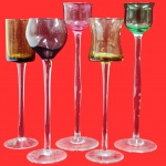Conjunto contendo cinco Taças de licor, com hastes alongadas. Diferentes formatos, cores e tamanhos. Medida maior: 20cm .