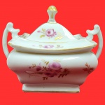 PORCELANA  - Lindo açucareiro no estilo Europeia, art deco anos 50, com seu formato quadrado. Com ricos detalhes dourados nas bordas, alças e no puxador da tampa Medida: 20cm x 15cm x 14cm.