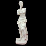 Antiga e magnifica escultura representando" VÊNUS DE MILO" , art deco, Deusa da Beleza e do Amor: A  Afrodite (Vênus na mitologia romana), a divindade que personifica o amor, a fertilidade, a paixão e o charme feminino. Confeccionada em peça única  gesso branco. Medida: 33cm x 12cm.
