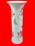 Vaso em formato cilíndrico e alongado, em cerâmica Portuguesa, decorado com pinturas de tulipas em tons de rosa e bordô, com caules e folhas verdes finas. Medida: 29cm x 14cm.
