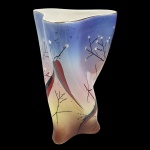 Grandioso vaso, em cerâmica, com seu design artístico característico de meados do século XX . Numerado na base. Medida: 33cm x 21cm.  Apresenta imperceptível bicados na base.
