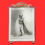 Magnífico quadro em bronze, com fotografia de mulher. Moldura ricamente ornamentada. Medida: 20cm x 30cm.