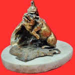BRONZE - Antiga Escultura "Porco Prussiano" em bronze, e base em mármore. Escultura representando suíno antropomorfizado usando um elmo militar. Medida: 23cm x 13cm x 16cm.