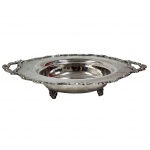 Magnifico Centro de mesa em metal espessurado a prata, encimado por três pés ricamente ornamentados. Medida: 32cm x 25cm x 6cm. 