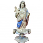 ARTE SACRA - Linda e antiga escutura, representando Nossa Senhora da Conceição, confeccionada em peça única de madeira. Escultura características típicas de imaginária brasileira antiga, incluindo vestes pintadas à mão com detalhes em azul e dourado. Medida: 23cm x 13cm. Obs: no estado.