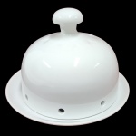 PORCELANA - Antiga manteigueira em porcelana branca vitrificada, com tampa abobadada e furos para ventilação. Medida: 20cm x 15cm.