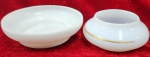 Conjunto contendo dois recipientes em Opalina branca, sendo um  decorado em friso dourado característico na borda. Medida: 10cm.