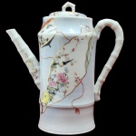PORCELANA - Antigo Bule de chá, em porcelana branca vitrificada, com rica pintura manual de pássaros e flores e frisos de ouro, frequentemente associada a estilos da década de 1930, acompanha recipiente para coar chá em porcelana e tampa.  Medida: 20cm x 20cm.