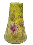 Antigo Vaso Solitário, Art Nouveau, decorado em relevos no tom verde. Medida: 20cm x 13cm.