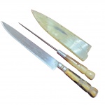 Conjunto contendo punhal antigo, datado de meados do século XX, acompanha amolador. Peças com cabo e capa feitos de chifre polido, confeccionados em inox. Medida total: 29cm.