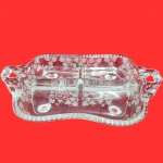 CRISTAL - Antiga Petisqueira em cristal, estilo "elegant glass", com três partes e rica lapidação de parreiras de uva. Medida: 32cm x 20cm x5cm. Obs. Apresenta fio de cabelo.