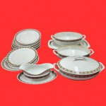 CARL TIELSCH - Antigo conjunto contendo 14 peças em porcelana branca vitrificada, com rica decoração no padrão floral, sendo três sopeiras, uma bandeja, uma molheira e nove pratos. Obs. Duas sopeiras sem tampa.
