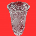 CRISTAL - Antigo Vaso, em monobloco em cristal, com rica lapidação em geométricos e palmas, apresenta bordas recortadas. Medida: 30cm x 18cm.