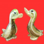 MURANO - Par de esculturas, ao feitio de "PATOS" , confeccionado em peça única em murano, com ricos detalhes em pó de ouro. Medida: 30cm x 22cm. Obs um apresenta quebrado na base.