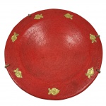 Grandioso e pesado prato decorativo, no tom vermelho e detalhes em dourado no padrão de peixes, acompanha suporte de parede. Medida: 40cm x 6cm.
