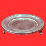 Antigo centro de mesa, estilo arte deco, anos 50, confeccionado em metal espessurado a prata, encimado por três pés estilizados em garras. Medida: 20cm x 4cm.