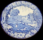 COLECIONISMO - Antigo prato WOOD & England, em faiança England, da coleção Enoch Woods Castles apresenta um castelo com ponte e figuras de animais decorado em azul e branco. acompanha suporte. Medida: 23cm.