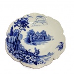 COLECIONISMO ENGLAND - Lindo e antigo Prato decorativo, com rica decoração no tom azul representando casa do campo, Bordas levemente ondulada, acompanha suporte. Medida: 23cm.