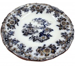COLECIONISMO ENGLAND - Lindo e antigo Prato decorativo, com rica decoração no tom preto e frisos dourados, representando casa do campo, Bordas levemente ondulada, acompanha suporte. Medida: 23cm.