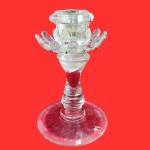 Pesado candelabro em cristal, em formato de flor.  Medida: 24cm x 15cm. Obs, apresenta fio de cabelo na base.