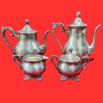 VICTORIAN ROSE ROGERS & SON  - Conjunto de chá, art deco, anos 50, em metal espessurado a prata. Contendo uma leiteira, dois bules e um açucareiro. Pecas numeradas na base.