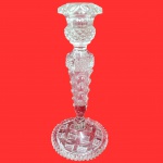 CRISTAL - Candelabro em monobloco de cristal. Com rica lapidação de geométricos. Medida: 25cm. Obs, pequena falta na base.