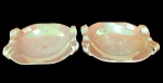 PORCELANA - Par de centro de mesa em porcelana, ao feitio de maça, confeccionada em peça única. Medida: 28cm x 9cm.